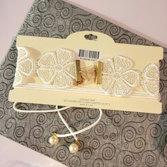 NWT Mia Collection White Floral Lace Necklace Chocker - Picture 2 of 3